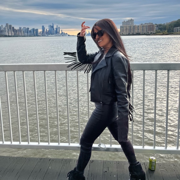 Meet your Posher, Miami Thrifts! - Picture 4 of 5